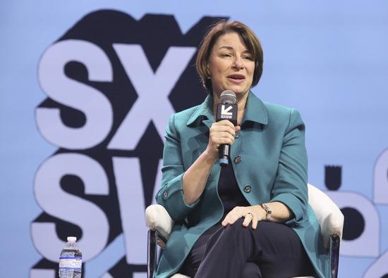 明尼苏达州国会参议员爱咪·柯洛布查(Amy Klobuchar)被视为中间派,但尚未获得足够支持。 美联社