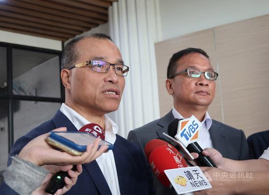 高雄市副市長葉匡時(左)2日表示,輕軌二階爭議路段將以原路線執行並導入造街計劃,市府計劃以半年的時間和居民溝通,盼兩年內完成造街和輕軌工程。中央社記者王淑芬攝 108年12月2日