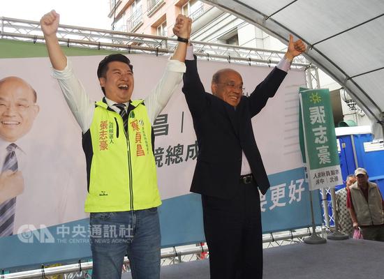 民進黨新北市長參選人蘇貞昌(前右)7日參加與市議員參選人張志豪(左)的聯合競總成立大會,攜手籲請鄉親全力支持,共同打造更好的新北市。中央社記者王鴻國攝 107年10月7日