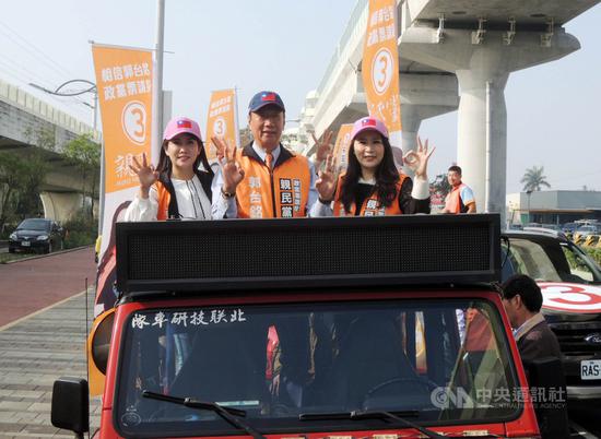 鸿海集团创办人郭台铭(中)7日到台中市车队扫街拜票,与亲民党不分区立委候选人蔡沁瑜(左)、刘宥彤(右)等人冲刺政党票。中央社记者郝雪卿摄 109年1月7日