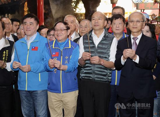 國民黨總統參選人韓國瑜(前右2)29日陪同國民黨立委參選人林郁方(前右3)到臺灣省城隍廟參拜,上香祈福。中央社記者張皓安攝 108年11月29日