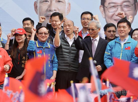 國民黨總統參選人韓國瑜(前中)29日上午陪同黨籍立委參選人林郁方(前左2)到臺灣省城隍廟參拜,爲林郁方輔選拉票。中央社記者張皓安攝 108年11月29日