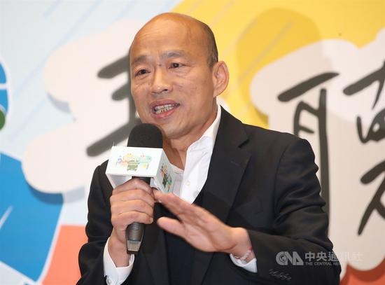 针对公民团体上午至中央选举委员会递交罢韩提议书,国民党总统候选人韩国瑜26日表示,这次罢韩行动,为台湾民主政治史上写下非常非常扭曲的一页。(中央社档案照片)