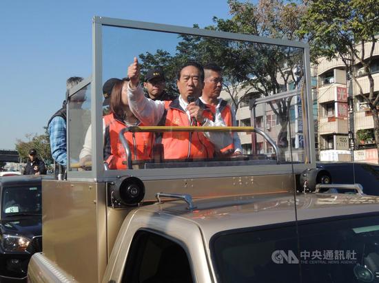 親民黨主席宋楚瑜(車上前)8日到臺中市拜票,車隊從烏日區出發,繞行臺中市北區、清水區等地,他親自手持麥克風向民衆懇託,請大家支持親民黨。中央社記者郝雪卿攝 109年1月8日