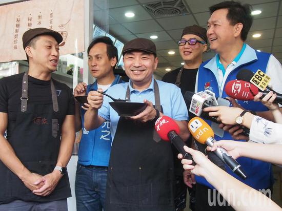 国民党新北市长参选人侯友宜今拜访厚友谊店家,被问及对苏拍肚影片流出,觉得苏的态度如何?侯未正面回应,「这让大家自己去看」。记者魏翊庭/摄影