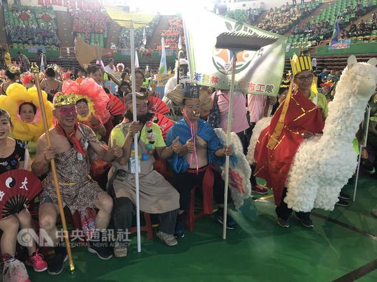 107年全國環保志(義)工羣英會6日在國立體育大學綜合館盛大舉行,來自全國各縣市的環保志工隊伍別出心裁,以各式環保素材裝扮,相當具有創意。中央社記者邱俊欽桃園攝 107年10月6日