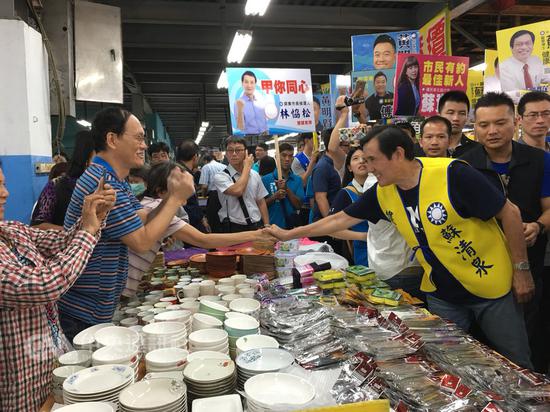 前总统马英九(前右)6日南下屏东为国民党提名屏东县长参选人苏清泉辅选,前往市场扫街拜票,受到热烈欢迎。中央社记者郭芷瑄摄 107年10月6日