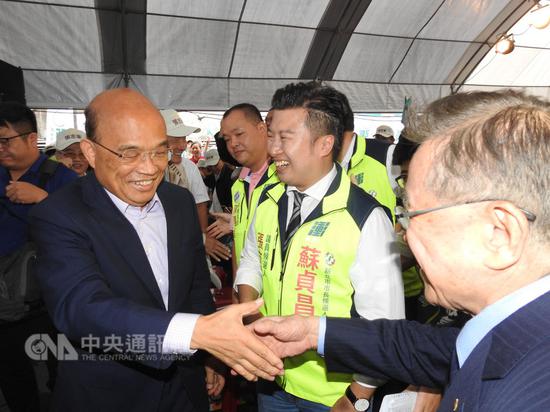 民進黨新北市長參選人蘇貞昌(左)7日行程滿檔,從早衝到晚,對於媒體詢問會不會累,蘇貞昌表示,市民的加油就是他的動力來源。中央社記者王鴻國攝 107年10月7日