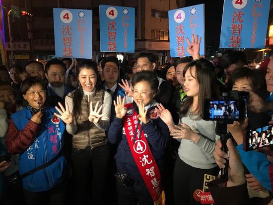 高雄市長韓國瑜女兒韓冰(右一)、立委許淑華(右三)今晚到臺中天津年貨大街,陪國民黨立委候選人沈智慧(右二)逛街。韓冰說,沈智慧與韓市長是立法院的老朋友,希望立法院有更多朋友讓臺灣更好。記者洪敬浤/攝