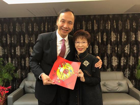 新北市前市长朱立伦今在脸书po出照片,向国民党前党主席洪秀柱拜年的合照。图/翻摄朱立伦脸书
