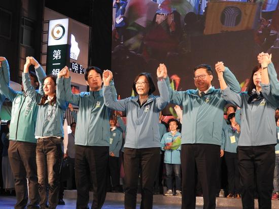 今日晚間6點蔡英文桃園南區競選選總部,於桃園市復興路舉辦成立大會,蔡英文、賴清德、陳其邁及民進黨桃園立委候選人等皆到場助陣。記者高宇震/攝影