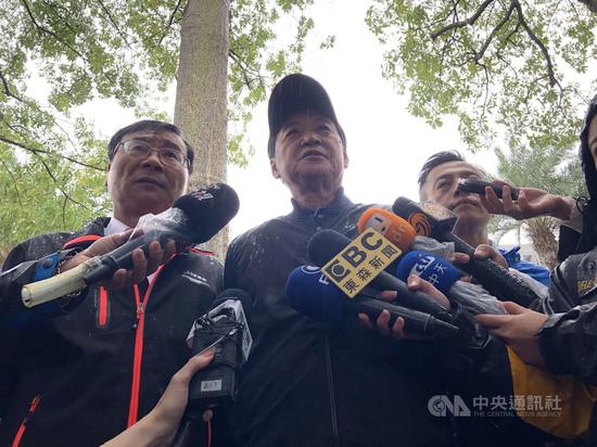 國民黨團總召曾銘宗(左)6日率多名國民黨立委,以及臺北市議員到外交部抗議。中央社記者侯姿瑩攝 108年12月6日