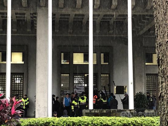 數名國民黨籍立委、臺北市議員6日到外交部爲楊蕙如案抗議,試圖強行進入外交部,遭到員警阻擋。中央社記者侯姿瑩攝 108年12月6日