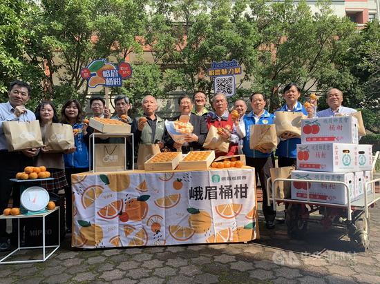 新竹縣峨眉鄉桶柑種植面積超過600公頃,果型飽滿度、水分及酸甜度佳,但近期新型肺炎影響銷量,新竹縣府14日與峨眉鄉農會爲桶柑果農辦促銷活動,歡迎民衆踊躍購買。中央社記者郭宣彣攝 109年2月14日