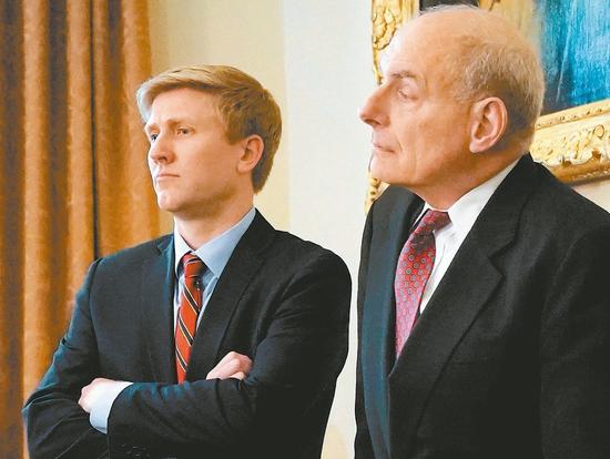 白宮幕僚長凱利（右）將在年底前離職，副總統潘斯的幕僚長艾爾斯（左）是美國總統川普中意的接任人選。 （路透）