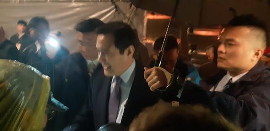 马英九被马迷簇拥步离会场。记者赖郁薇/摄影