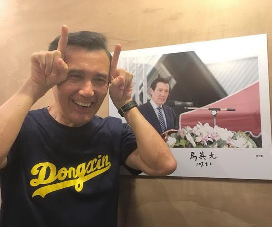 第一屆失敗新聞攝影大賞1日下午2時開展。馬英九在臉書po出自己與「入圍照片」的合影,自嘲沒有拿下第三名,顯然是還不夠失敗,「沒有拿下前三名,那就只好明年再來了」。
