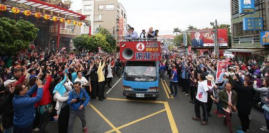 高雄市長韓國瑜三度到臺南幫謝龍介站臺助選,一起上街頭拉票,吸引大批民衆助陣。圖/聯合報系資料照片