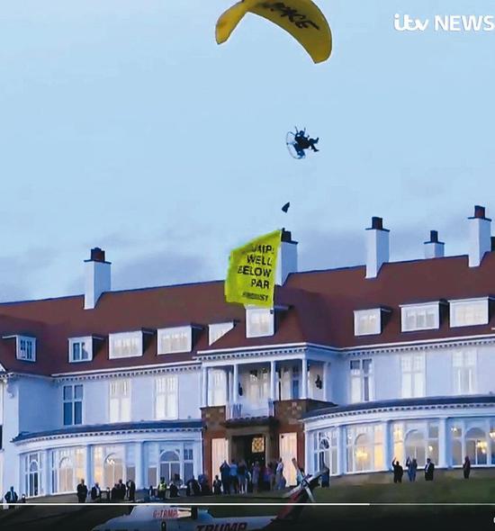 川普訪英遇抗議，綠色和平組織突破空中全安防線，在蘇格蘭的川普高爾夫球場用滑翔翼施放標語：「川普，真沒水準（Trump: Well Below Par）。」 圖/翻攝自itv NEWS網站