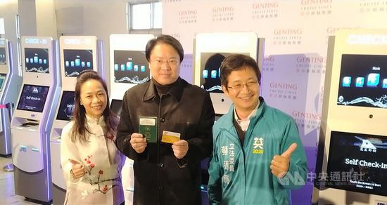 雲頂郵輪集團在基隆港設置12臺自助報到機,爲全臺首創,基隆市長林右昌(中)、立法委員蔡適應(右)14日出席記者會,一同聽取雲頂郵輪集團臺灣區業務部副總裁劉曉寧(左)介紹使用方式,林右昌隨後並親自體驗。中央社記者王朝鈺攝 109年1月14日