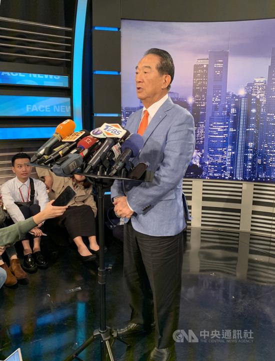 亲民党总统参选人宋楚瑜表示,他跟鸿海前董事长郭台铭没谈到2024,但也说有能力者自然得到人民支持。中央社记者郭建伸摄 108年11月15日
