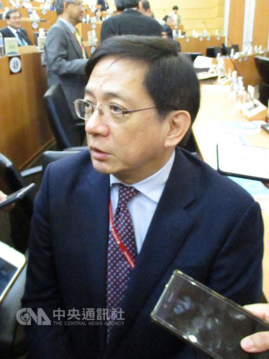 臺大校長管中閔(前)10日出席全國大專校院校長會議,會後受訪表示,學術倫理對任何學者都是基本要求。中央社記者許秩維攝 108年1月10日