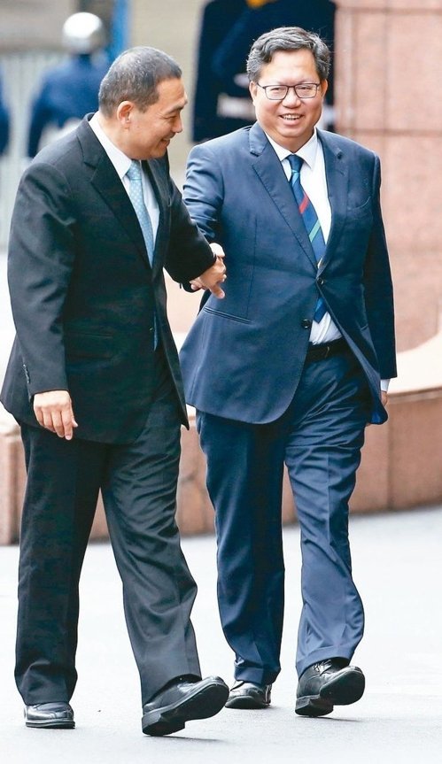 新北市長侯友宜(左)與桃園市長鄭文燦今天舉行「侯鄭會」,雙方針對捷運、觀光、防疫等共同議題進行討論。圖爲兩人先前出席