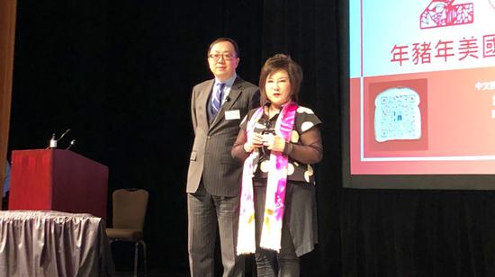 中文投资网创始人Warren王接受主持人周泺颁奖
