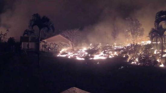 夏威夷大島的幾勞亞火山(Kilauea)熔岩持續涌出地表，至今已經吞沒71棟建築，圖爲住在帕霍亞的臉書用戶克拉庫爾拍下的火山熔岩吞噬當地民宅影像。截自Facebook/Isaac Krakauer