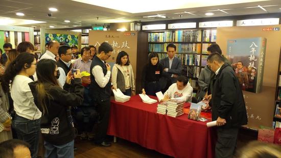 马英九中坜垫脚石书店签书会排满等签名的支持者,他自嘲日前戴口罩扮一日店员「马大九」没甩,让他看见基层民众生活百态。记者郑国梁/摄影