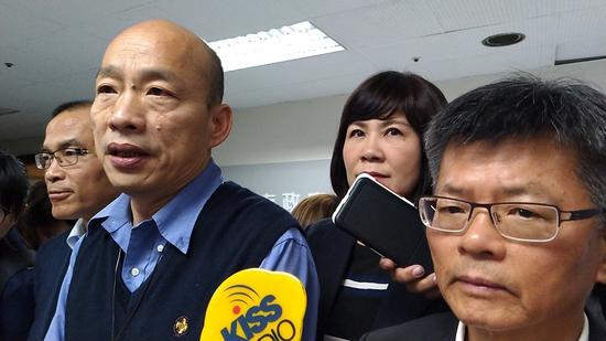 高雄市长韩国瑜(左二)被民进党前立委林浊水暗酸体虚,韩国瑜今用「酸梅」比喻林浊水,指林发言「像一颗酸梅一样,从没有正面」。记者蔡孟妤/摄影