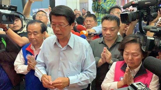 謝龍介落選,資深女議員洪玉鳳抱著痛哭。記者吳淑玲/攝影