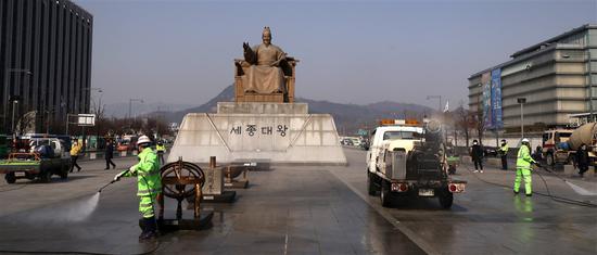 衛生福利部長陳時中21日在立法院備詢時表示,很快就會宣佈日本、韓國進入旅遊疫情警示第二級。圖爲南韓政府在旅遊景點首爾光化門廣場消毒。(韓聯社提供)