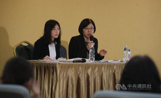 不當黨產處理委員會18日分別針對已被國民黨移轉他人的「崇聖、厚生、原國民黨文工會」座落的土地召開追徵案聽證會,國民黨未派員出席。黨產會發言人施錦芳(右)表示,黨產會跟國民黨絕非對立,希望藉由聽證會釐清真相,對國民黨的黨務改造也有實質助益。中央社記者張新偉攝 109年2月18日