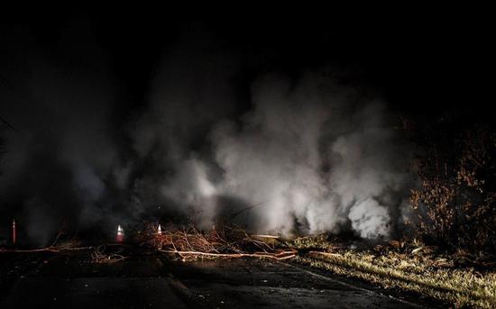 夏威夷火山日前喷发,当局警告,熔岩遇到海水将产生具腐蚀性的气体‘熔岩雾霭’。 新华社