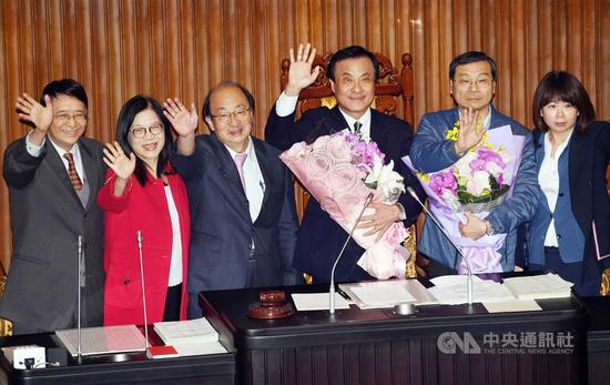 立法院长苏嘉全(右3)与秘书长林志嘉(左)20日在立法院会主持最后一场议事后,与国民党立委林丽蝉(右起)、总召曾铭宗、民进党团干事长管碧玲(左2起)、总召柯建铭一起挥手,向场内立委与媒体致意。中央社记者施宗晖摄 109年1月20日