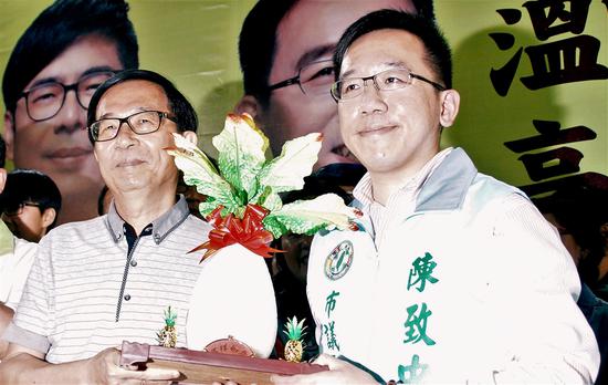 图为前总统陈水扁(左)3月时出席儿子陈致中(右)参与民进党高雄市议员党内初选的造势晚会。(中央社档案照片)
