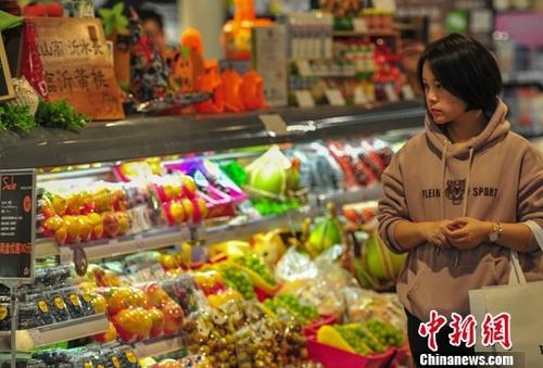 资料图:一名消费者在超市选购商品。<a target='_blank' href='http://www.chinanews.com/'>中新社</a>记者 于海洋 摄