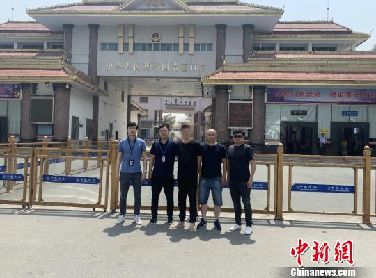 警方押解現場。警方 供圖