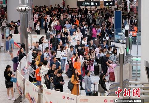 資料圖:遊客。<a target='_blank' href='http://www.chinanews.com/'>中新社</a>記者 張煒 攝