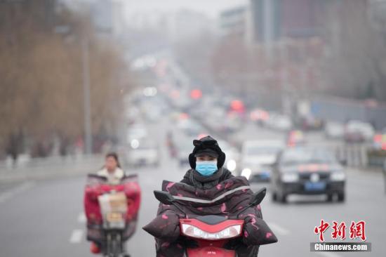 資料圖:山西省臨汾市,市民戴口罩出行。<a target='_blank' href='http://www.chinanews.com/'>中新社</a>記者 韋亮 攝