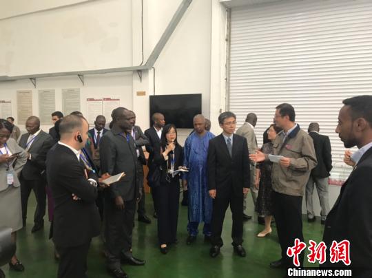 非洲國家駐華青年外交官代表團一行正在貴州大學參觀。冷桂玉 攝