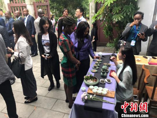 非洲國家駐華青年外交官代表團一行正在貴州大學參觀。冷桂玉 攝