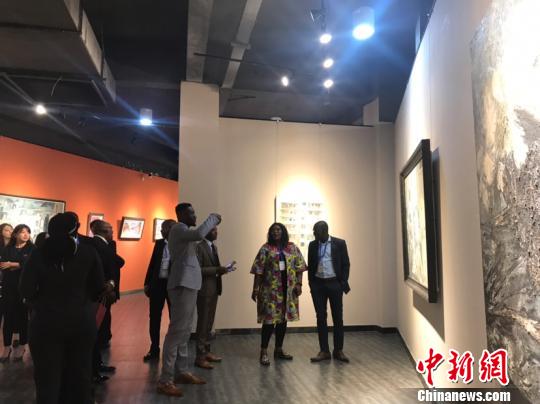非洲國家駐華青年外交官代表團一行正在貴州大學參觀。冷桂玉 攝