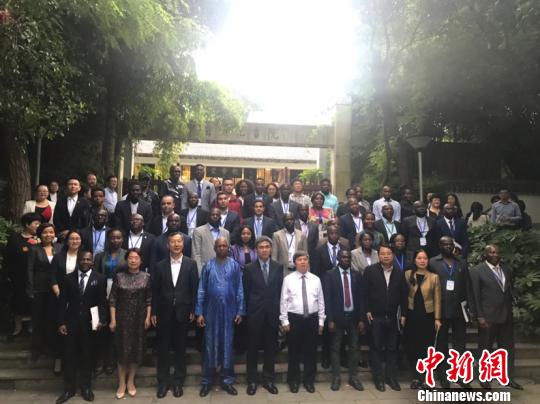 非洲國家駐華青年外交官代表團一行訪黔合影留念。冷桂玉 攝
