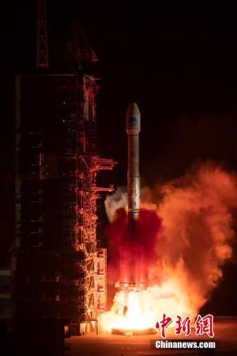資料圖:2019年4月20日22時41分,中國在西昌衛星發射中心用長征三號乙運載火箭,發射第44顆北斗導航衛星。郭超凱 攝