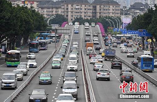 資料圖:福州市民駕駛機動車行駛在道路上。<a target='_blank' href='http://www.chinanews.com/'>中新社</a>記者 張斌 攝