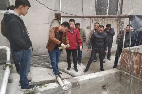 中央第三生態環境保護督察組在亳州市檢查發現企業私設暗管排放生產廢水。 圖片來源:生態環境部官方微信公衆號