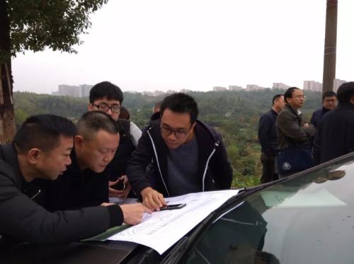 中央第四生態環境保護督察組在長沙市暮雲經濟開發區檢查綠心內工業項目搬遷退出情況。 圖片來源:生態環境部官方微信公衆號