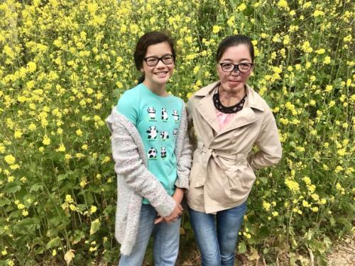 來自中國廣東的領養姐妹劉愛(右)與瑞貝卡。(圖片來源:美國僑報,英靈夫婦供圖)